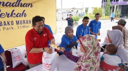 Yusri Mursalim Project Director Mardhika Tambun (kaos merah) bersama Mandietha Dinanty Corsec APP (kaos biru). dok. APP