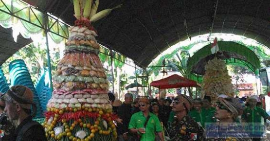 Gunungan Krupuk diambil dari www.murianews.com