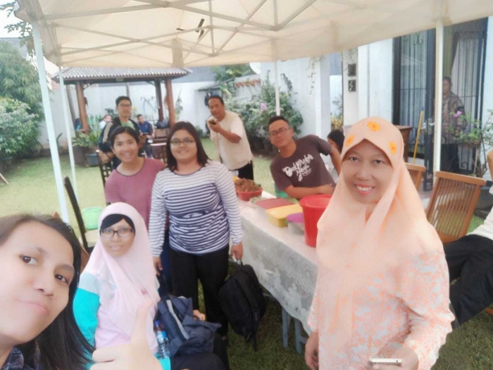 Buka bersama di halaman rumah (dok. Annisa)