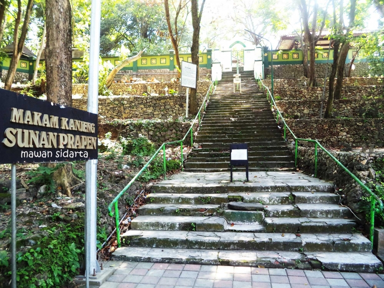 Tangga menuju kompleks makam Sunan Prapen dan penerusnya (dok.pri)