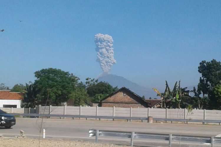 Gunung Merapi mengeluarkan asap tebal terlihat dari Jalan Tol Soker kawasan Colomadu, Karanganyar, Jawa Tengah, Jumat (1/6/2018).