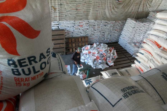 Stok beras medium di gudang beras Perum Bulog Meulabaoh, Aceh. (www.beritasatu.com)