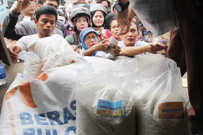 Operasi Pasar yang terkadang tampak keantrean dan berdesakan demi mendapatkan bahan pokok yang terjangkau. Sumber foto serujambi.com