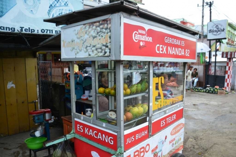 Penjual Es Kacang Merah langganan saya. Es Cex Nanda. Foto milik pribadi.