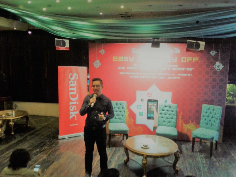 Idris Effendi, selaku Country Manager SanDisk Indonesia, menjelaskan fitur yang terdapat di produk SanDisk (sumber: dokpri)