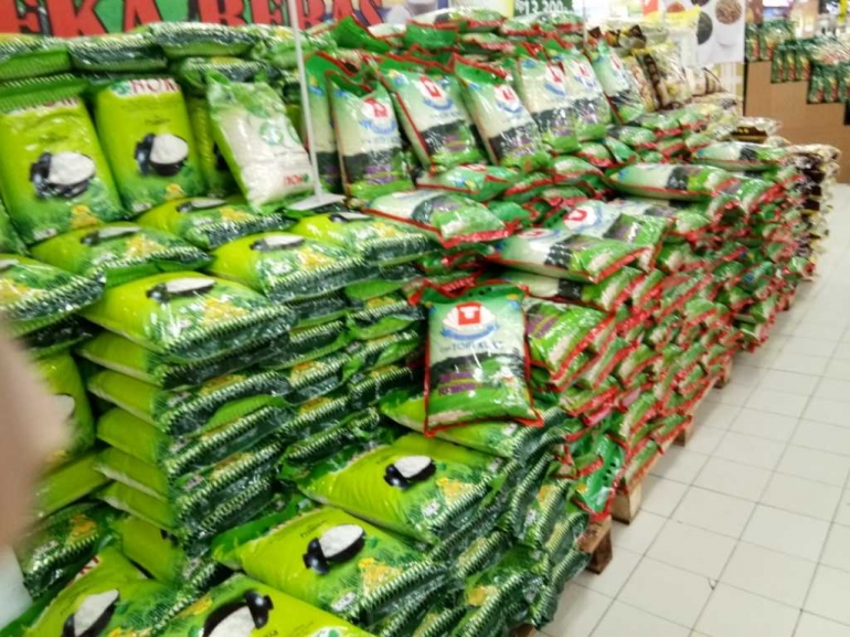 Aneka Produk Bahan Pokok Di Swalayan Mudah Saja Kita Temuai Namun Dengan Harga Mahal I dokumentasi Pribadi