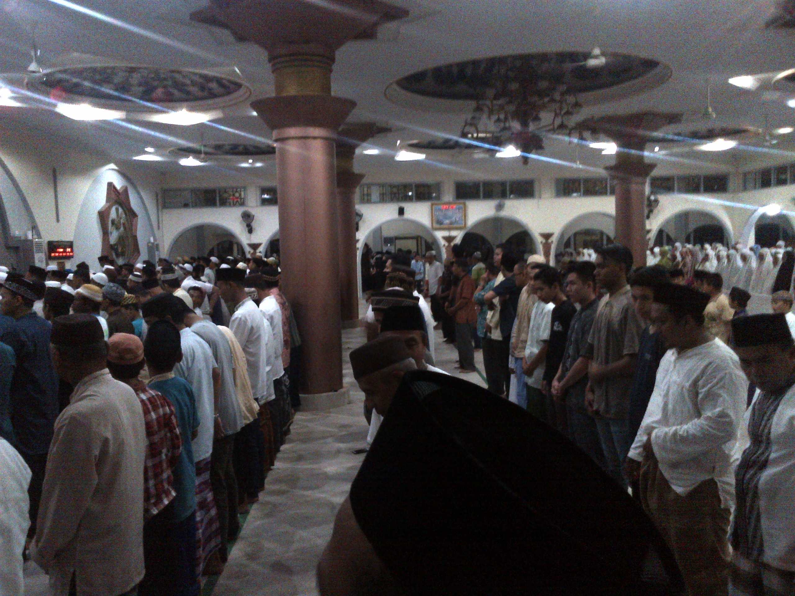 Suasana sholat tarawih pada malam 17 Ramadhan di masjid Agung Sungailiat (foto Rustian)