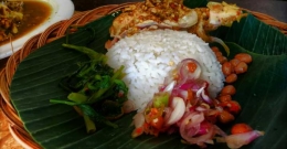 Set Menu Nasi, Sepotong Ayam Goreng Betutu dan Sambal Matah