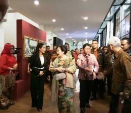 Megawati bersama Rieke Diah Pitaloka dan sejumlah tamu undangan meninjau pameran koleksi Arsip Nasional RI. (Foto: Mia Warsito)