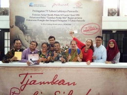 Sejumlah anggota dan simpatisan Komunitas Postcrossing Indonesia yang hadir pada peringatan 73 tahun Lahirnya Pancasila di Jakarta. (Foto: Lukman Hakim)