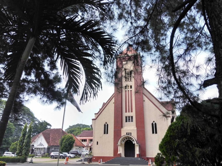 Gereja Ayam (sumber: Dokumentasi Pribadi)