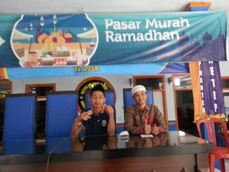 Saudara Ali Usman, Berpeci Hitam Menjelaskan Teknis Pembagian Pasar Murah Ramadhan