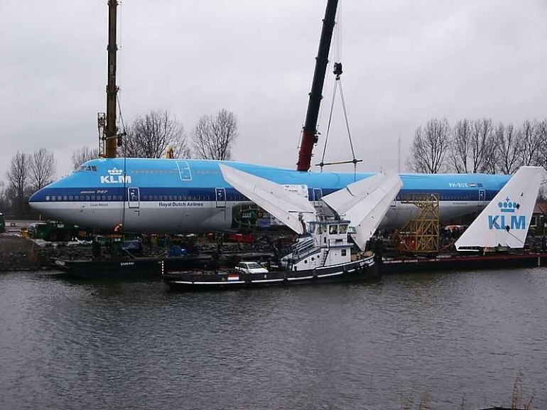 Proses pengiriman Boeing 747-206B ke Aviodrome. Foto oleh Christiaan Visse (sumber: triposo.com)