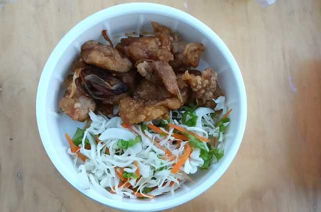 ayam teriyaki, nasinya ada di bawahnya (dok.yayat)