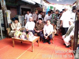 Walikota Jakarta Barat H.M. Anas Effendi (tengah), LMK 08 M.Ridwan (kiri) dan Camat Palmerah Zeri Ronazy (kanan)