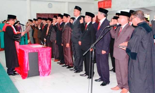 Pengambilan Sumpah 30 Anggota DPRD Tobasa 2014-2019 (Foto:tobasamosirkab.go.id)