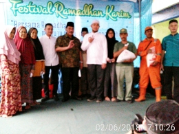 Walikota Jakarta Barat berfoto bersama Camat Palmerah, LMK 08, kaum dhuafa dan ppsu