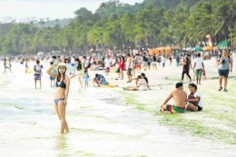 Biar pun ada regulasi terkait lingkungan, Pulau Borocay, Filipina, tetap jadi incaran wisatawan lokal dan asing (Sumber: newsinfo.inquirer.net)