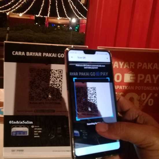 Scan Barcode saat transaksi di gerai makanan |Foto: Indria Salim