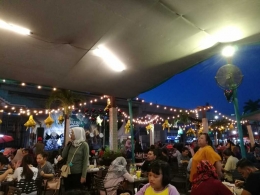 Suasana Festival Kuliner Ngabuburit di malam hari | Foto: Efa Butar butar