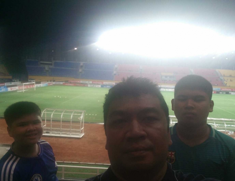 Saya dan dua juniorku penggila bola (dok.pri)