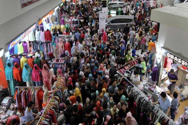 ratusan pengunjung membanjiri Pasar Tanah Abang Jakarta Pusat. Foto/Dok/SINDOnews