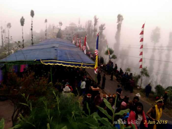 Perayaan Waisak di Pelataran Bawah Sanggar Pasembahan Vihara Paramitta, Ngadas