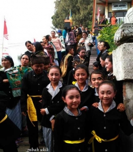 Anak-anak yang siap mengikuti upacara di Sanggar Pasembahan Vihara Paramitta