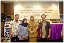 Kadis PPPA SulSel (Berpakaian PDH) bersama 3 orang Tenaga Teknis utusan Kabupaten Bantaeng (04/06/18).