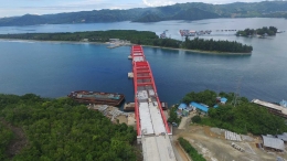 Jembatan Holtekamp sangat unik karena bentang jembatan dibuat di Surabaya. Karena pengirimannya yang jauh, maka proyek ini diganjar rekor MURI sebagai 