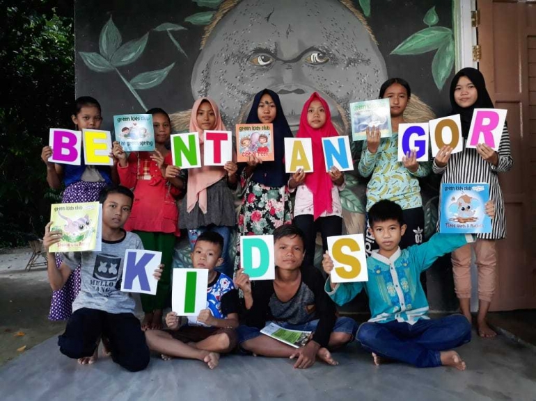 Anak-anak yang tergabung dalam Kelompok Bentangor Kids berfoto bersama setelah kegiatan. Foto : Simon Tampubolon/ Yayasan