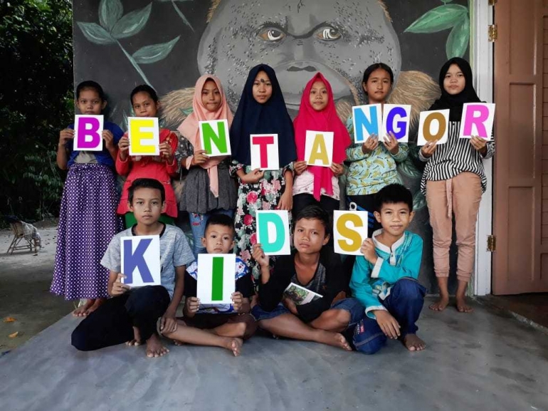 Anak-anak yang tergabung dalam Kelompok Bentangor Kids. Foto dok. Yayasan Palung