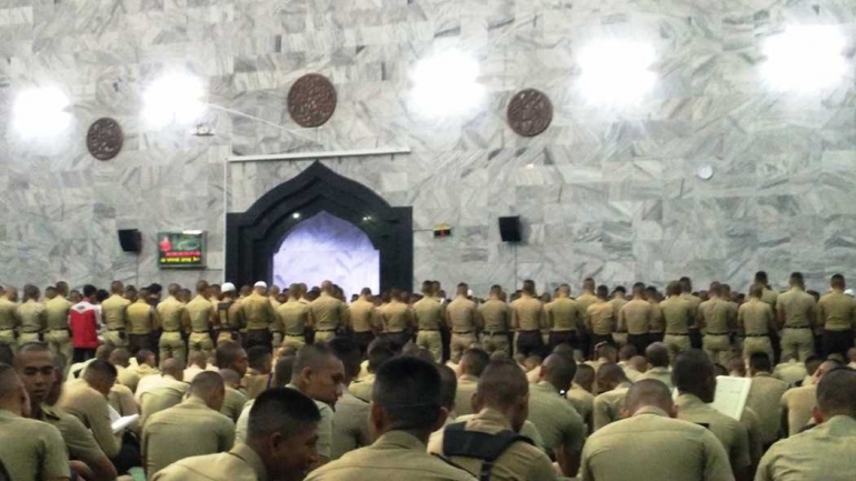 Suasana tarawih di Masjid Darul Ma'arif IPDN Jatinangor, Jawa Barat (foto:Benny)