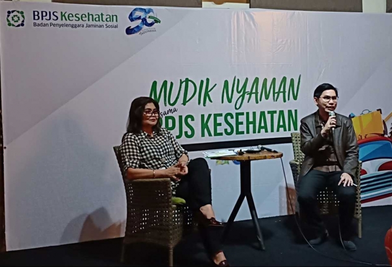 Deskripsi : Direktur Perluasan dan Pelayanan Peserta-Andayani Budi Lestari (kiri) dan Asestama Bidang Komunikasi Publik & Humas - Nopi Hidayat (kanan) menjelaskan pentingnya membawa Kartu BPJS Kesehatan I Sumber Foto : dokpri