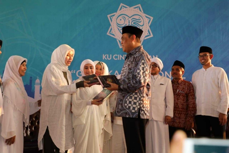 Artis Zaskia Adya Mecca dan Prilly Latuconsina menerima sebuah Al-Quran dari Wakil Ketua Umum DMI, Haji Syafruddin. -foto Sys Milla