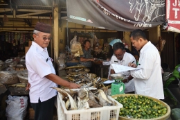 Staf Ahli Bupati Bangka, Dawami, ketika meninjau harga di Pasar Baturusa. (Ft.Edo)
