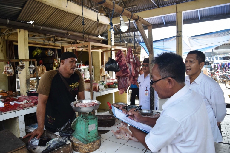 Peninjauan harga daging di Pasar Baturusa. (Ft.Edo)