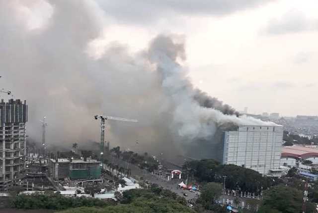 Salah satu gedung PRJ kebakaran di tengah perhelatan Jakarta Fair, Selasa, 5 Juni 2018. Foto: Polda Metro Jaya