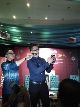 Idris Effendi selaku Country Manager SanDisk Indonesia Sedang Mencontohkan Penggunaan SanDisk Dual Drive di Gawai dengan dukungan Aplikasi SanDisk Memory Zone. Dok. Pribadi