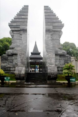 Gapura paduraksa ke Kompleks makam Bung karno (dok pribadi)