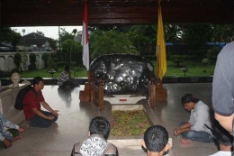 Berdoa do Pusara Bung Karno (dok pribadi)
