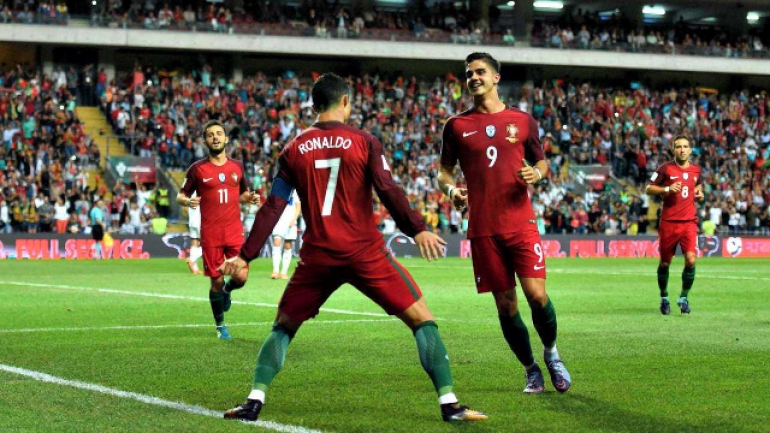 Cristiano Ronaldo merayakan dengan rekan setimnya setelah mencetak gol (Foto: AFP)