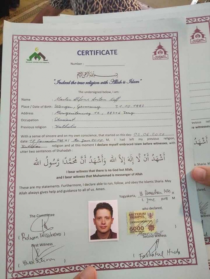 Bocah Ini Mengajar Orang Asing Mengaji hingga Masuk Islam Bocah Ini Mengajar Orang Asing Mengaji hingga Masuk Islam