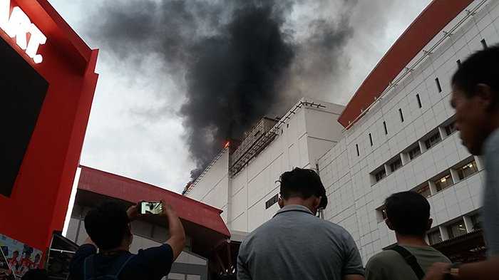 Suasana kebakaran di JIExpo Kemayoran | Tribunnews.com/Fransiskus Adhiyuda Prasetia 