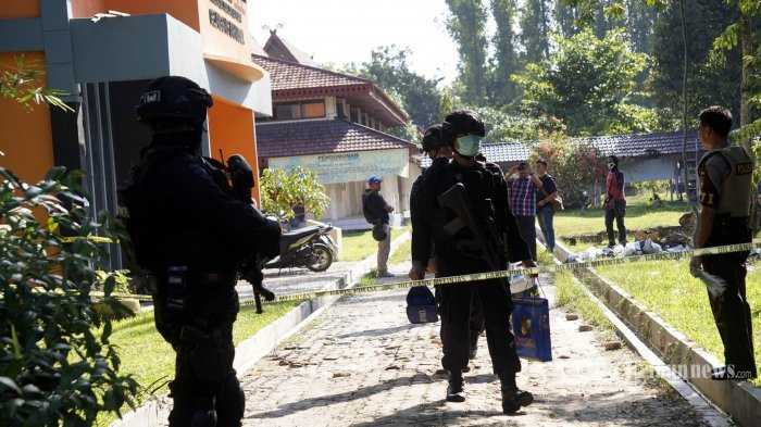 Foto penangkapan terduga teroris di sebuah kampus di Riau baru-baru ini (Foto: tribunnews.com)