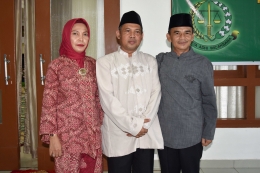 Plt Bupati Bangka Rustamsyah bersama mantan Kejari Bangka Suprdi dan istri (foto Humas) 