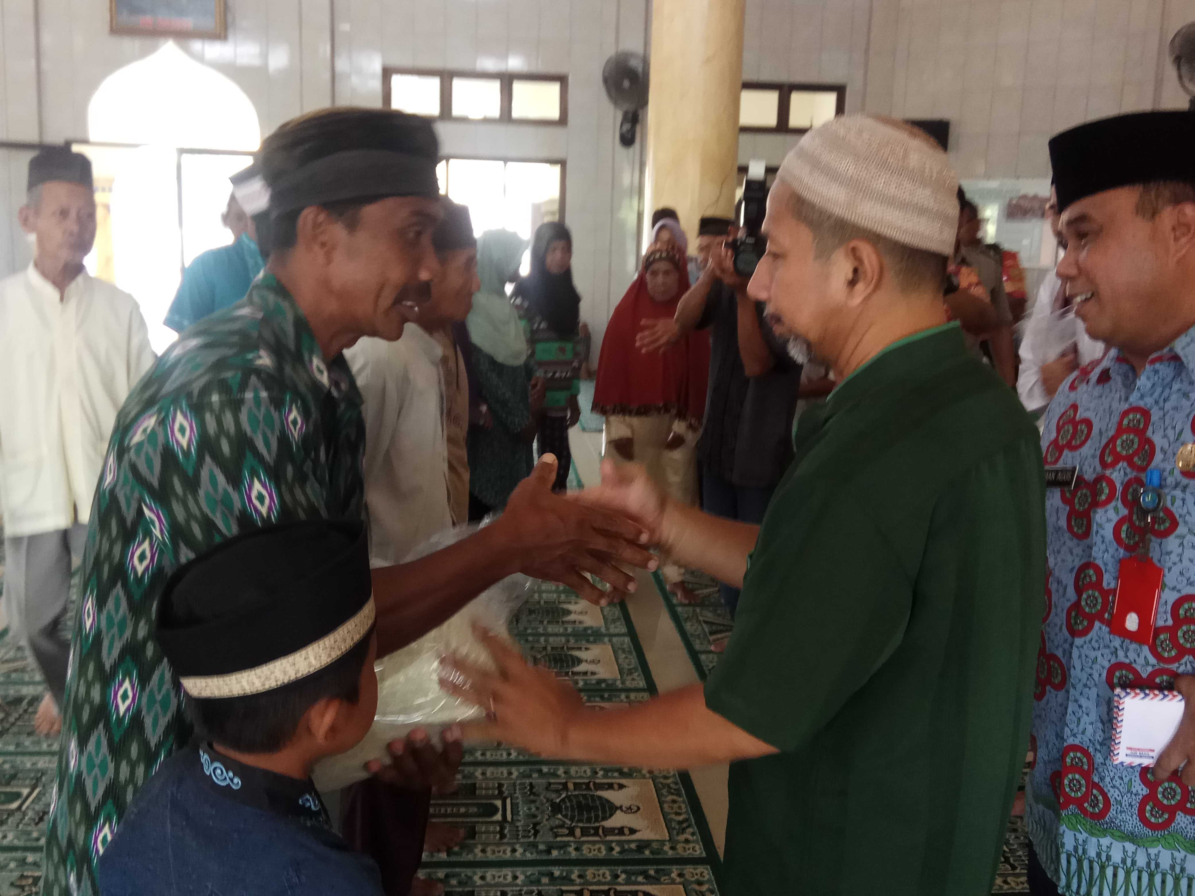Staf ahli Bupati Bangka Zulkarnain Idrus menyerahkan santunan (foto Rustian Al Ansori)