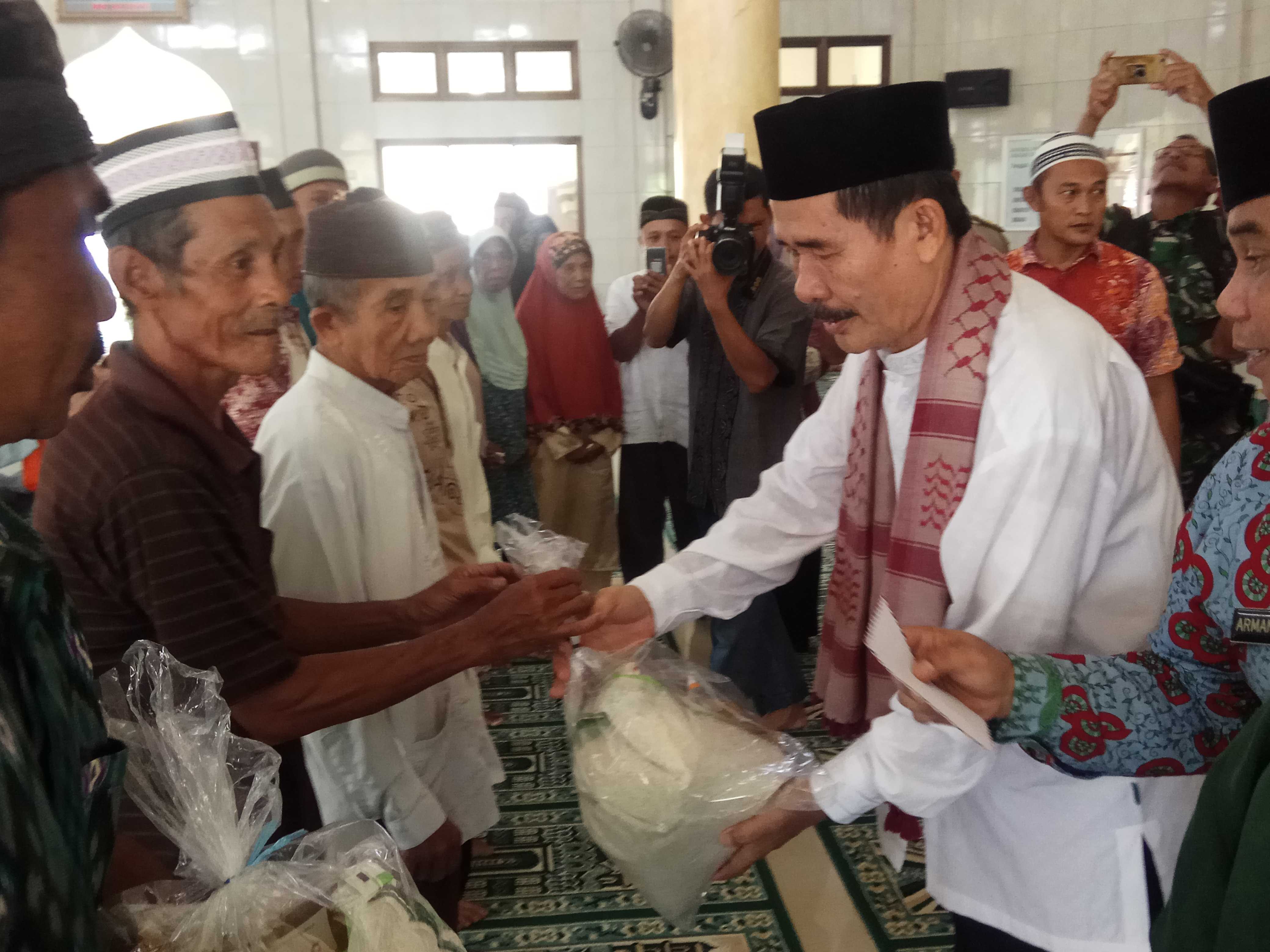 Kepala Baznas Nasir Hasan serahkan Sembako (dokpri =
