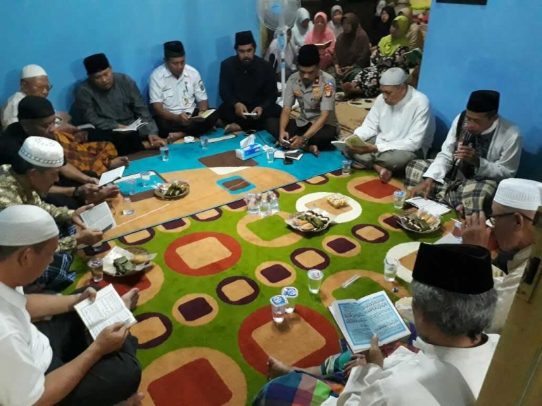 Dokpri, Kapolsek Cengkareng sedang membaca surat yasiin dengan jamaah Masjid Al Munawaroh, Kapuk, Cengkareng.