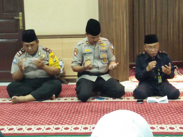 Kapolsek Palmerah Kompol Aryono & Bhabinkamtibmas Slipi Asep Permana sedang memanjatkan do'a yang dipimpin Ustadz Sulaiman (paling kanan)